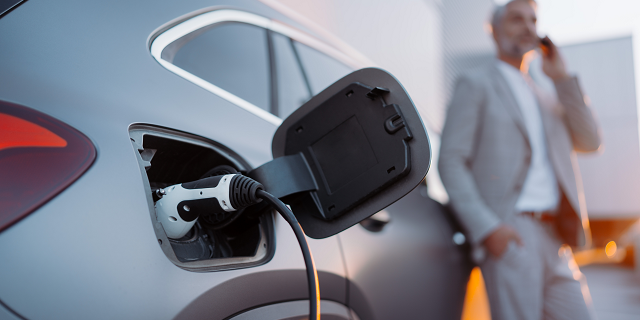 Bilan marché à fin aout_Voiture_electrique_shutterstock_2209405253 - Copie (1)