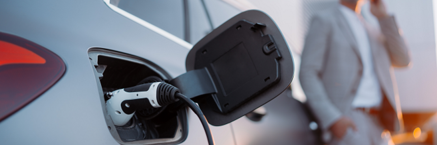 Bilan marché à fin aout_Voiture_electrique_shutterstock_2209405253 - Copie (1)